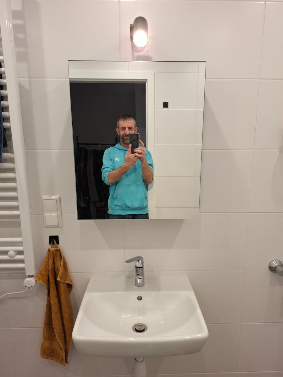 Vannasistabā uzstādīts spogulis un sienas gaismeklis pie esoša pieslēguma